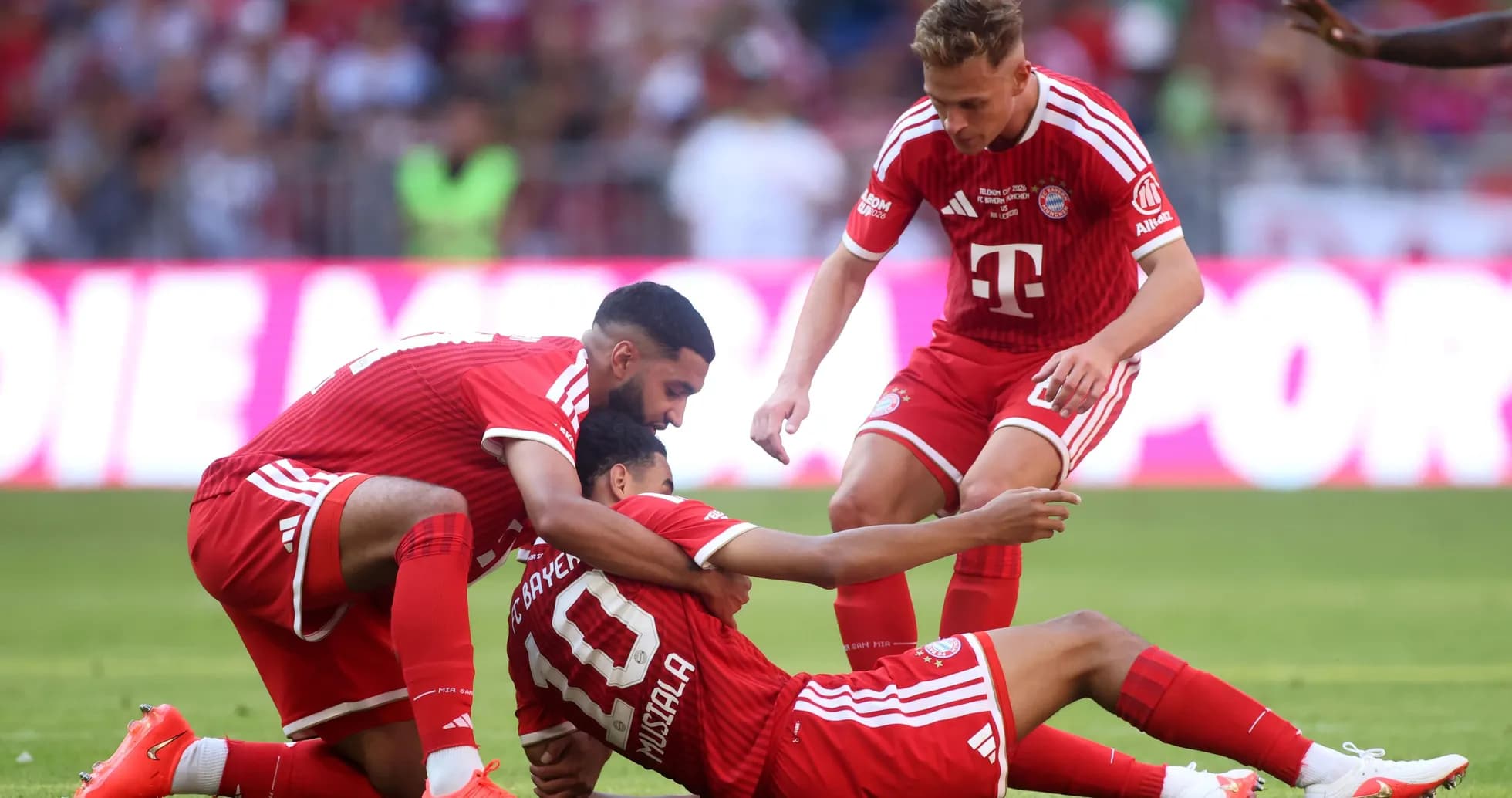 Jugadores de Bayern Múnich celebrando un gol en el campo