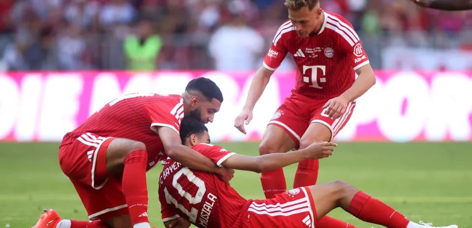 Jugadores de Bayern Múnich celebrando un gol en el campo