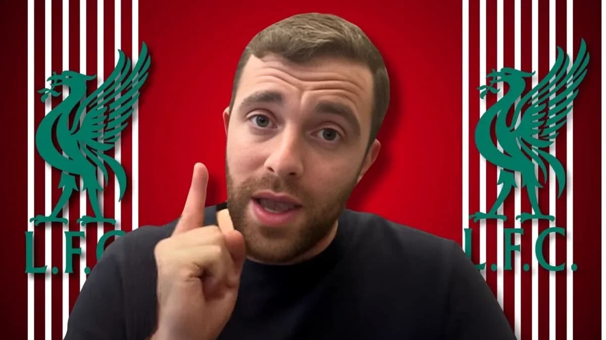 Hombre hablando con fondo de escudo del Liverpool