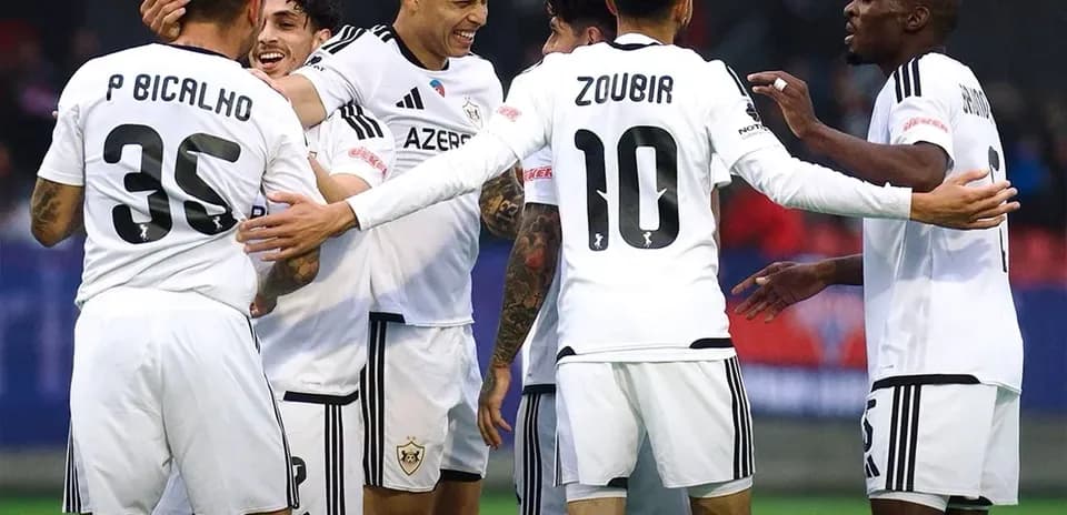 Jugadores de Qarabag celebrando un gol
