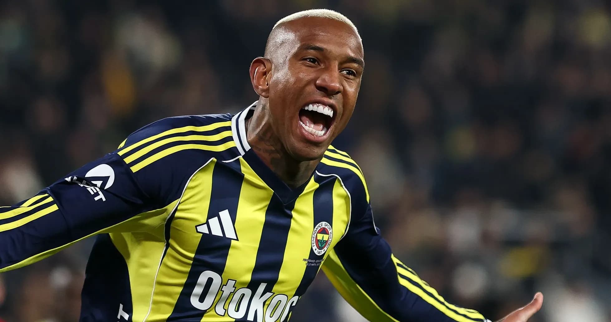 Jugador de Fenerbahçe celebrando un gol en el partido