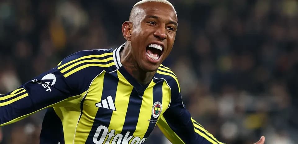 Jugador de Fenerbahçe celebrando un gol en el partido
