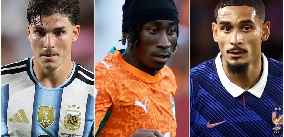 Tres jugadores en uniforme de fútbol durante un partido