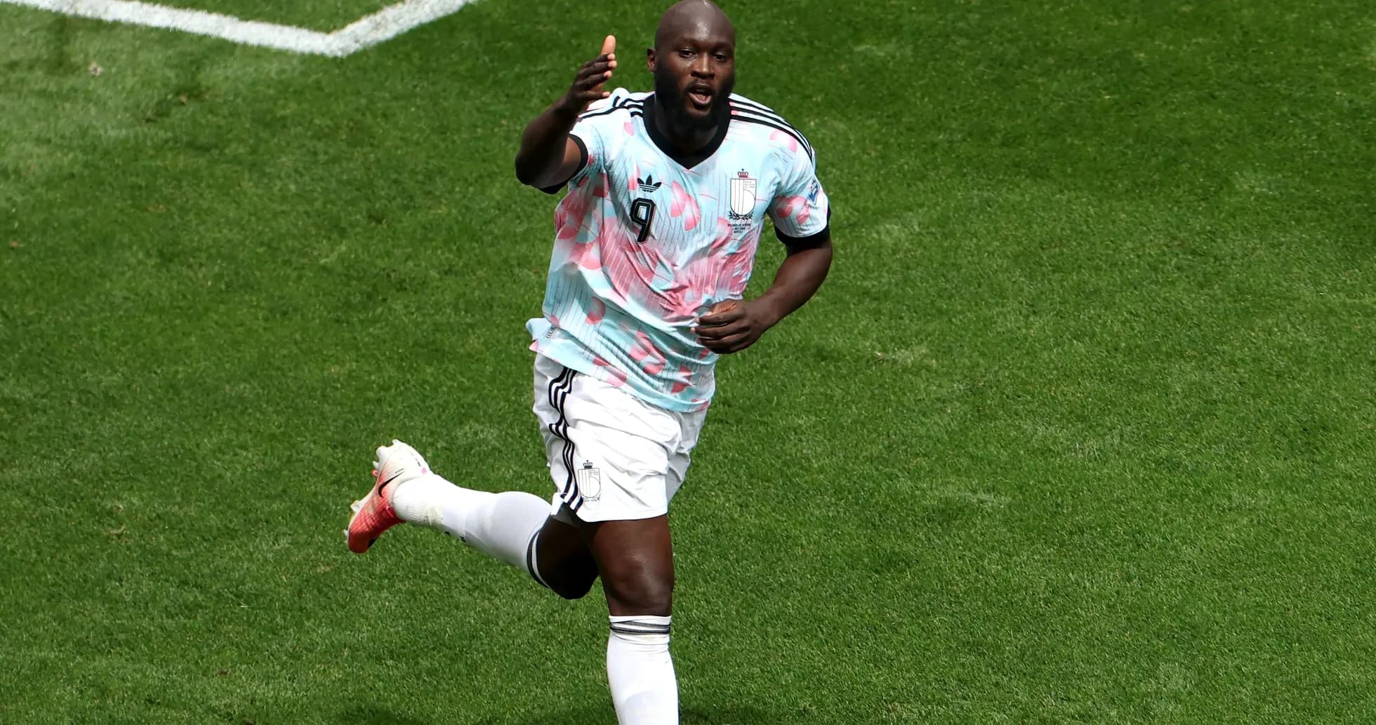 Jugador corriendo en el campo tras anotar un gol