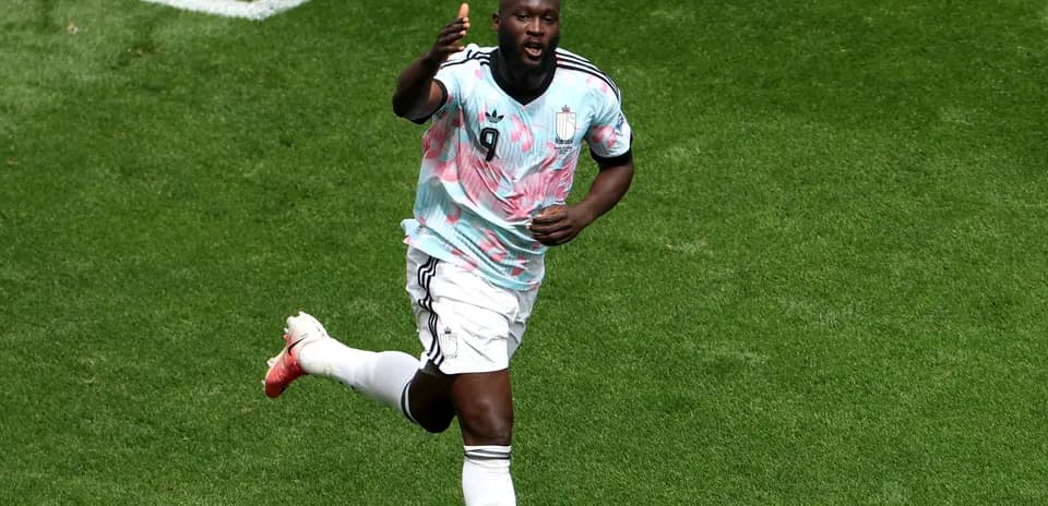 Jugador corriendo en el campo tras anotar un gol