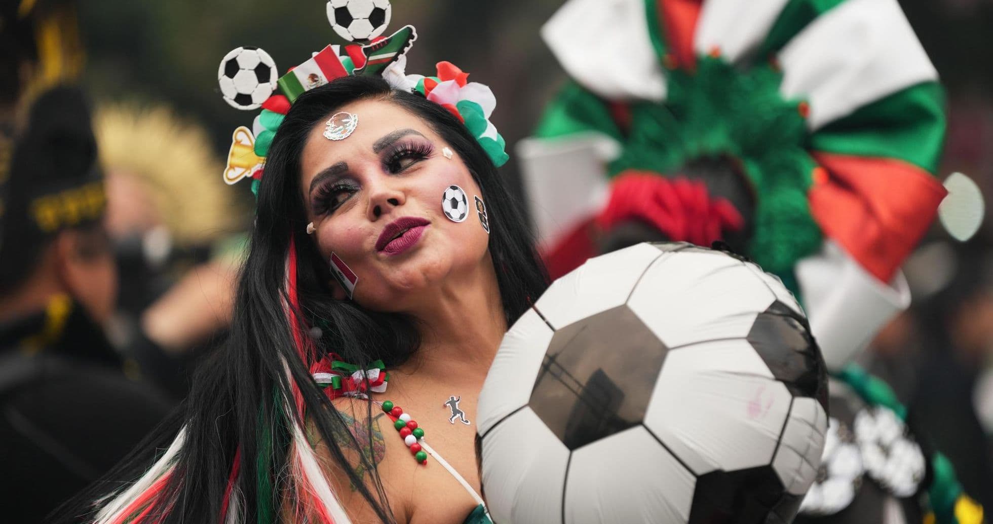 Mujer con balón de fútbol en evento