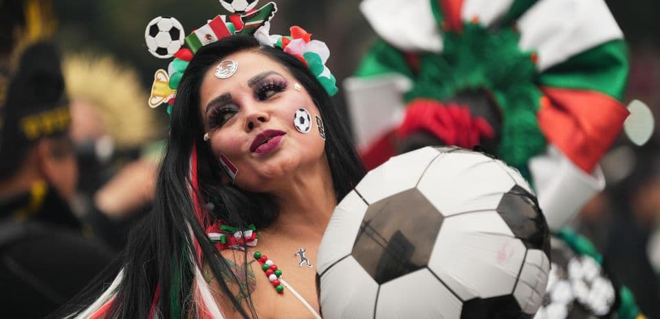 Mujer con balón de fútbol en evento
