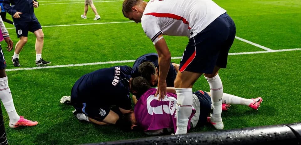 Jugadores y staff atendiendo a un compañero caído