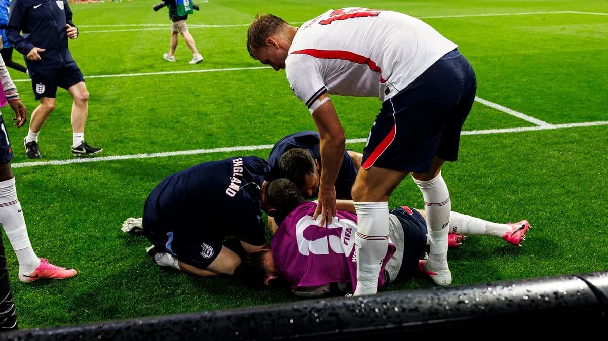 Jugadores y staff atendiendo a un compañero caído