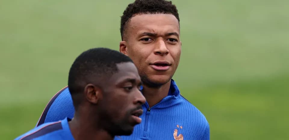 Jugadores de Francia entrenando en el campo