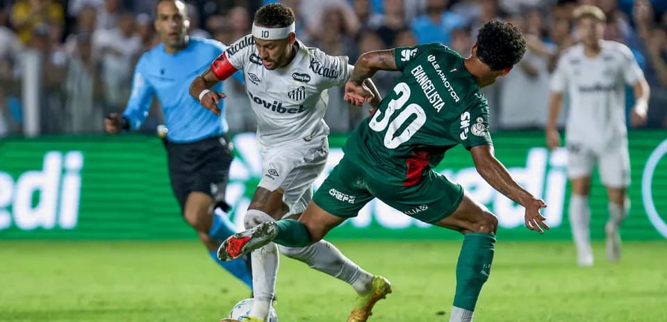 Jugador de Santos driblando a defensor durante partido