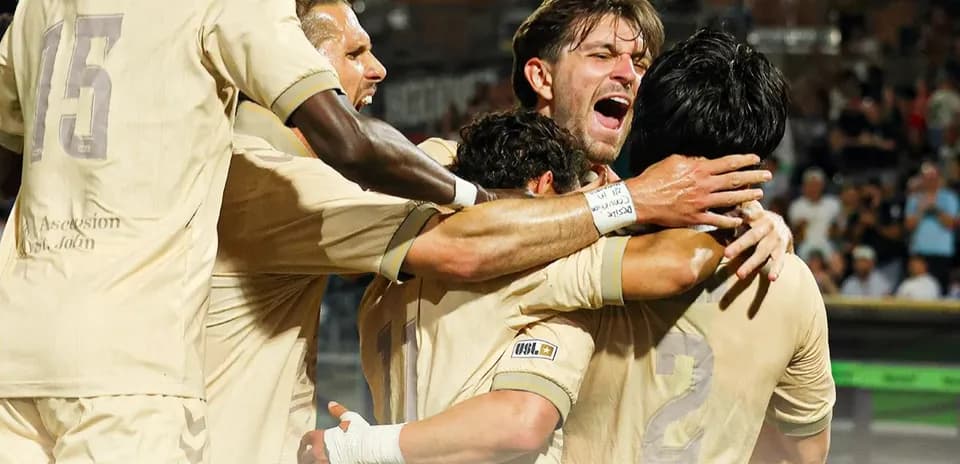 Jugadores celebrando un gol en el partido