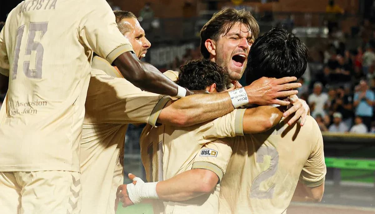 Jugadores celebrando un gol en el partido