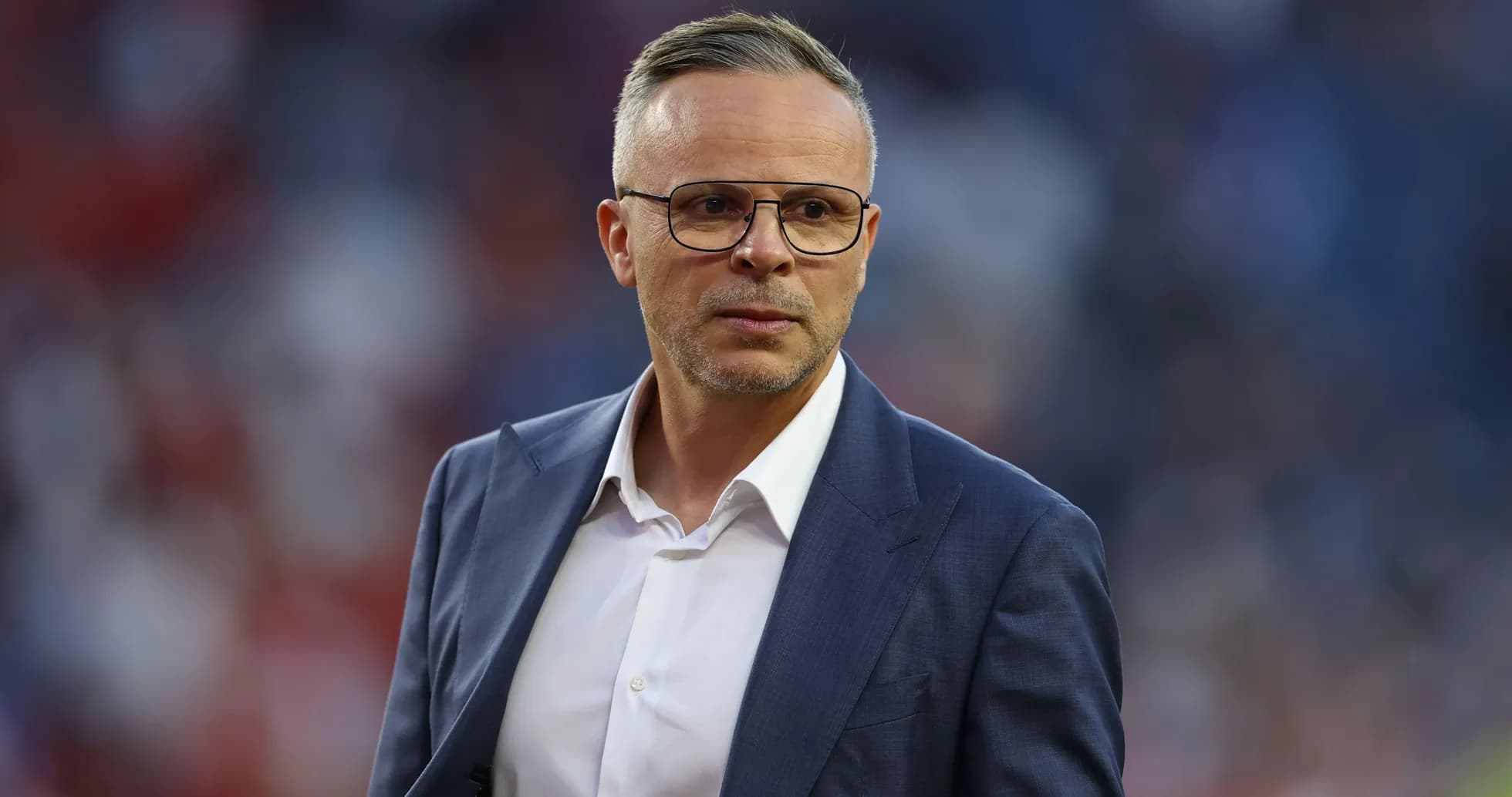 Entrenador observando el partido desde la línea lateral
