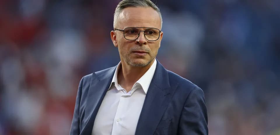 Entrenador observando el partido desde la línea lateral
