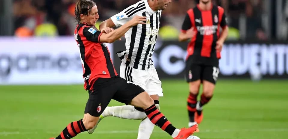 Jugador de AC Milan interceptando balón de Juventus