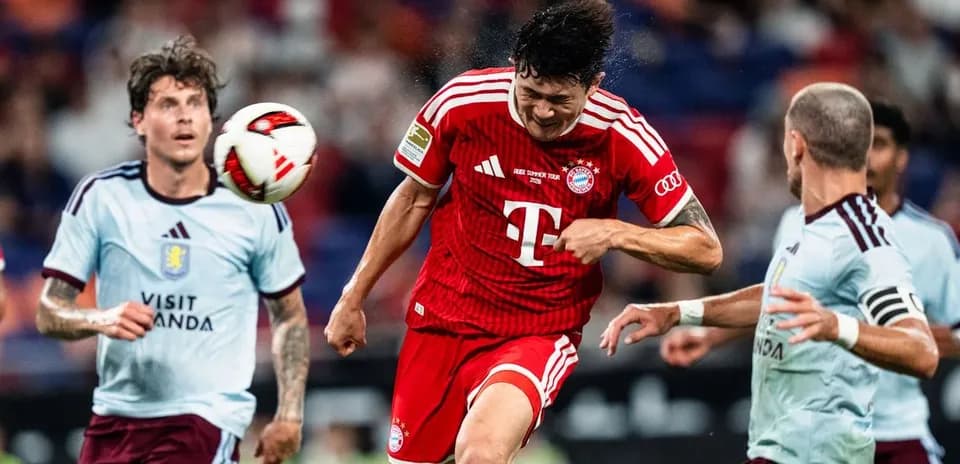 Jugador de Bayern Múnich cabeceando el balón en partido