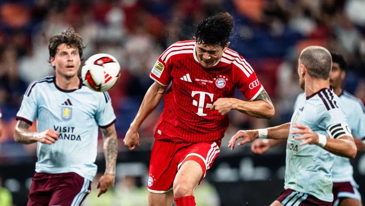 Jugador de Bayern Múnich cabeceando el balón en partido