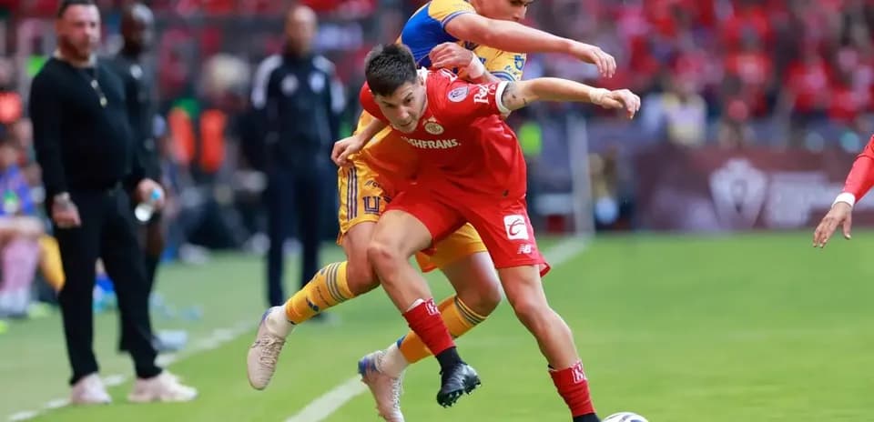 Jugadores de Toluca y Tigres UANL en acción