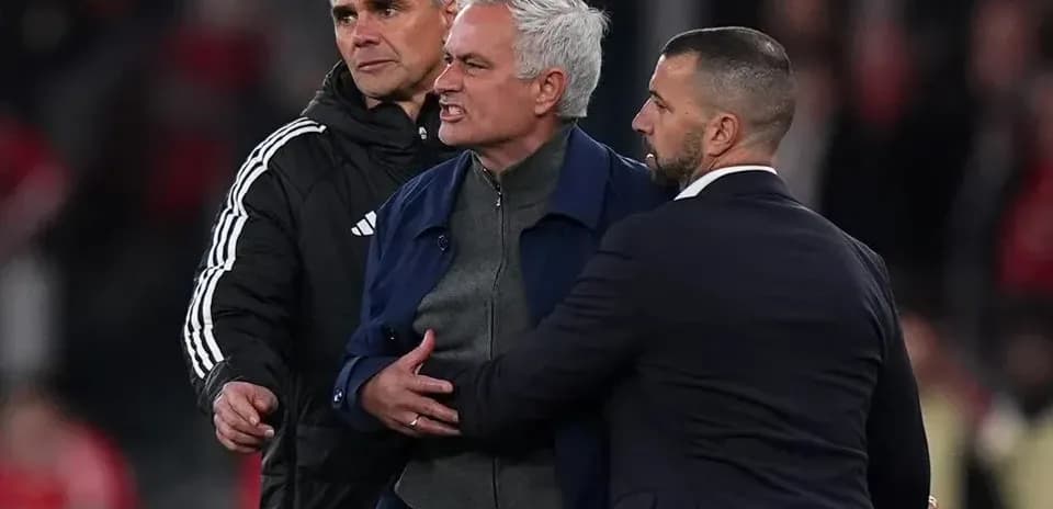 José Mourinho siendo sujetado por asistentes tras partido