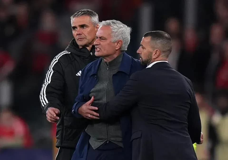 José Mourinho siendo sujetado por asistentes tras partido