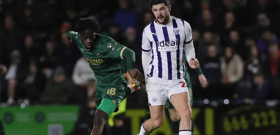 Jugador de West Bromwich persigue a oponente de Plymouth