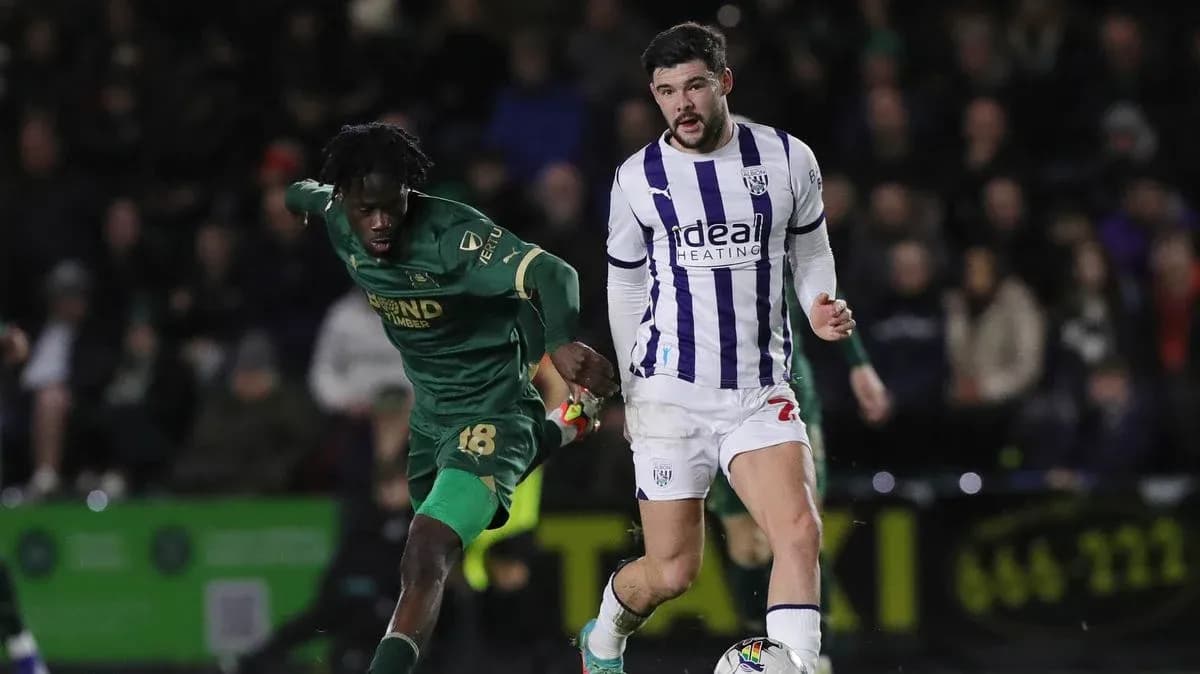 Jugador de West Bromwich persigue a oponente de Plymouth