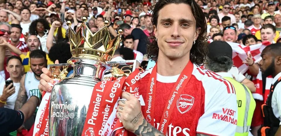 Jugador de Arsenal sosteniendo trofeo de Premier League