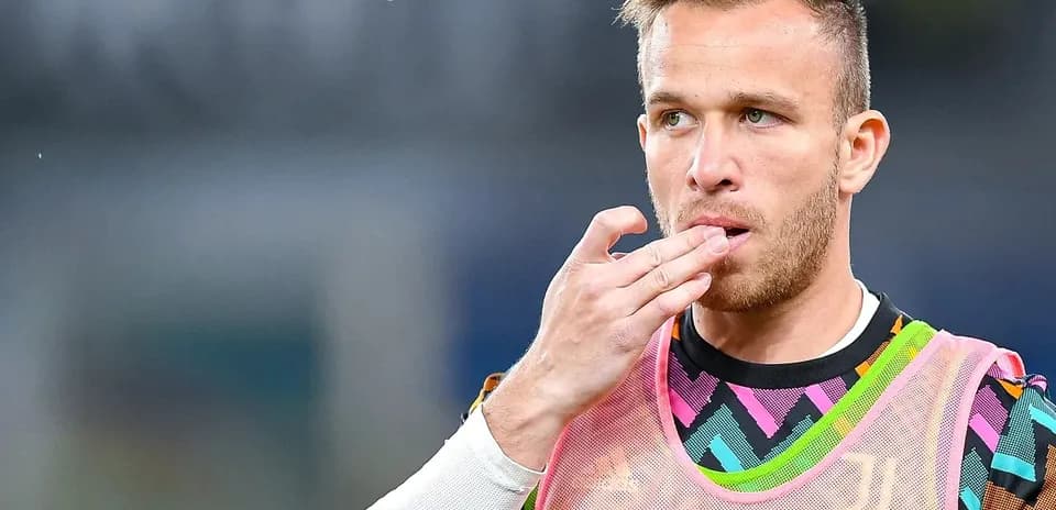Jugador de Juventus tocándose la boca en el campo