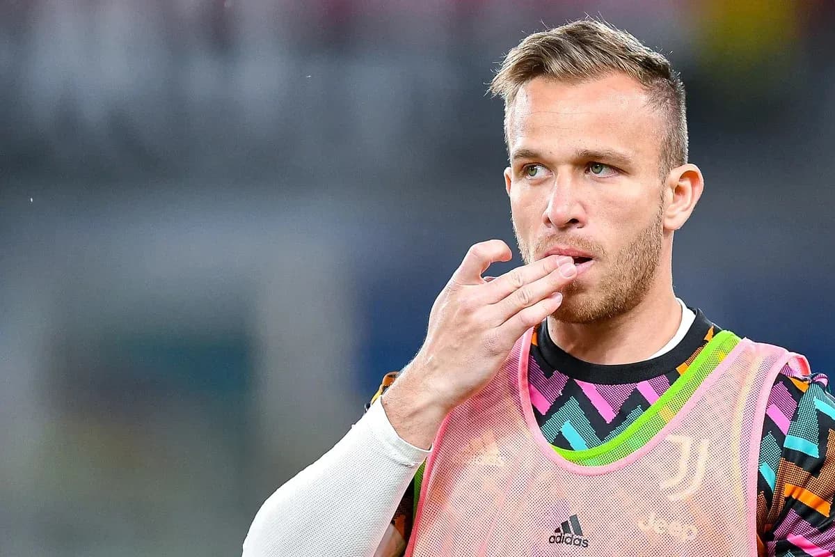 Jugador de Juventus tocándose la boca en el campo