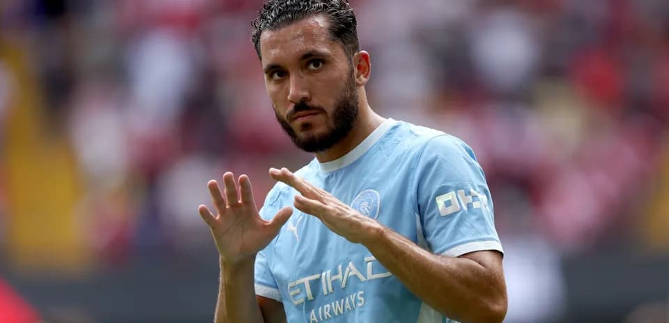 Jugador saludando con camiseta del Manchester City