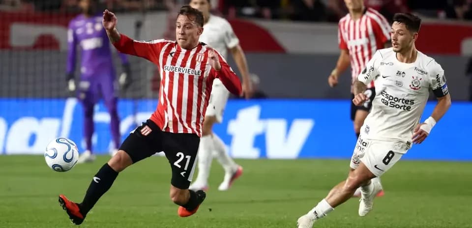 Jugador de Estudiantes L.P. en acción durante partido