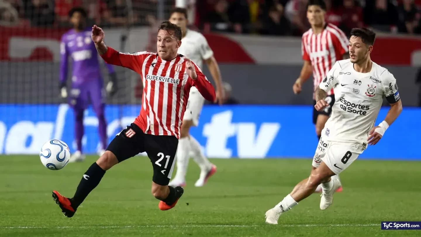 Jugador de Estudiantes L.P. en acción durante partido