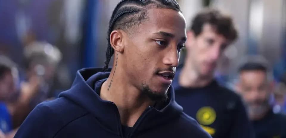 Jugador con trenzas caminando hacia el vestuario