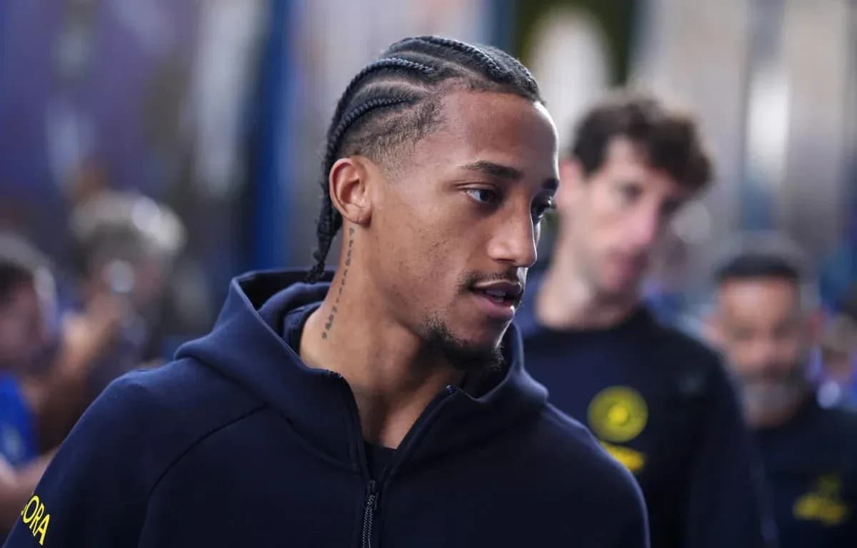 Jugador con trenzas caminando hacia el vestuario
