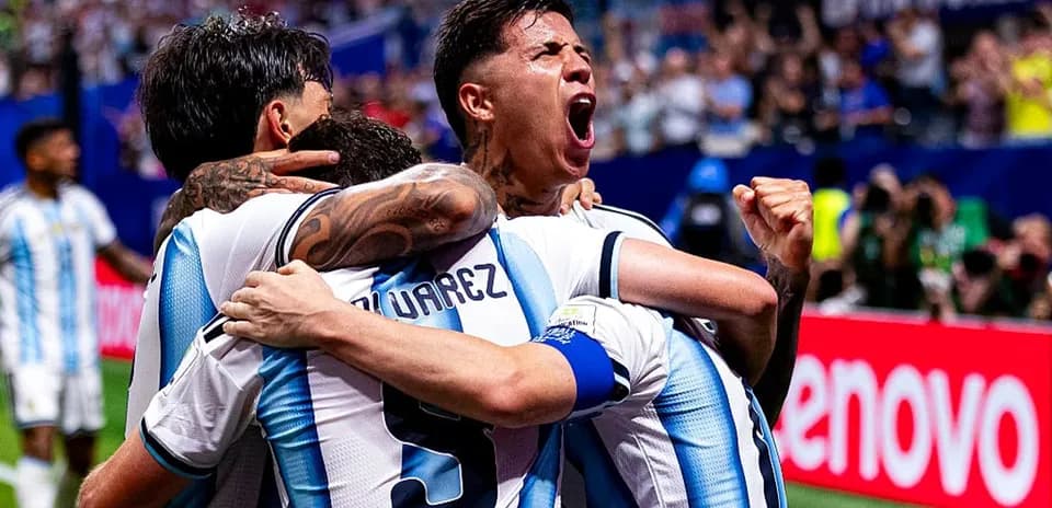 Jugadores de Argentina celebrando un gol juntos