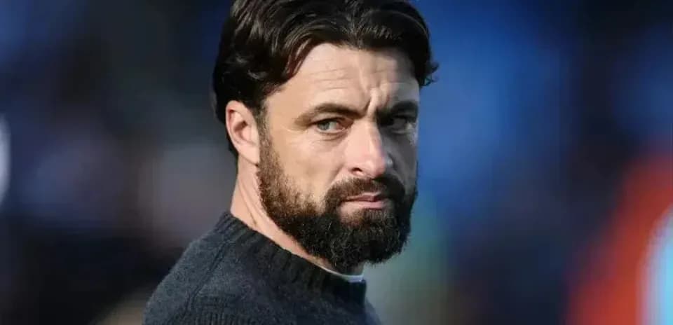 Entrenador observando el partido desde la banda