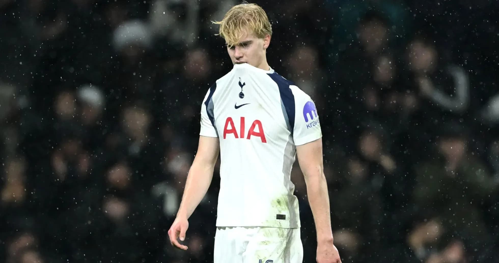 Jugador de Tottenham con camiseta sucia durante el partido