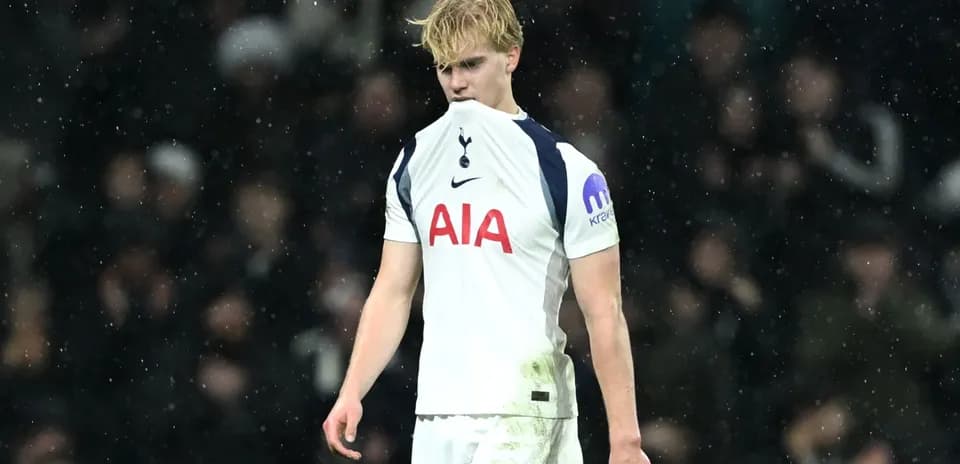 Jugador de Tottenham con camiseta sucia durante el partido