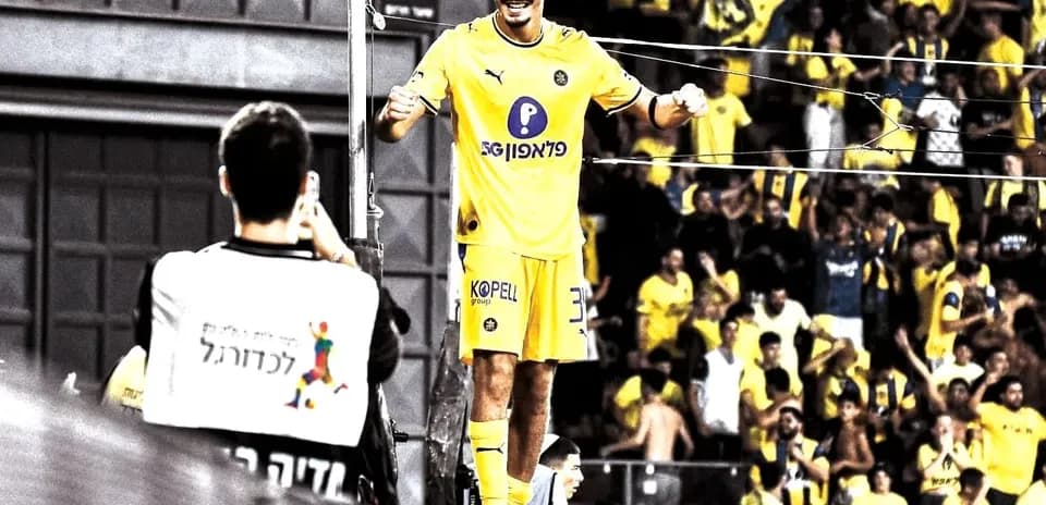 Jugador de Maccabi Tel Aviv celebrando con afición