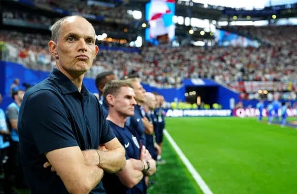 Entrenador observando el partido desde la banda