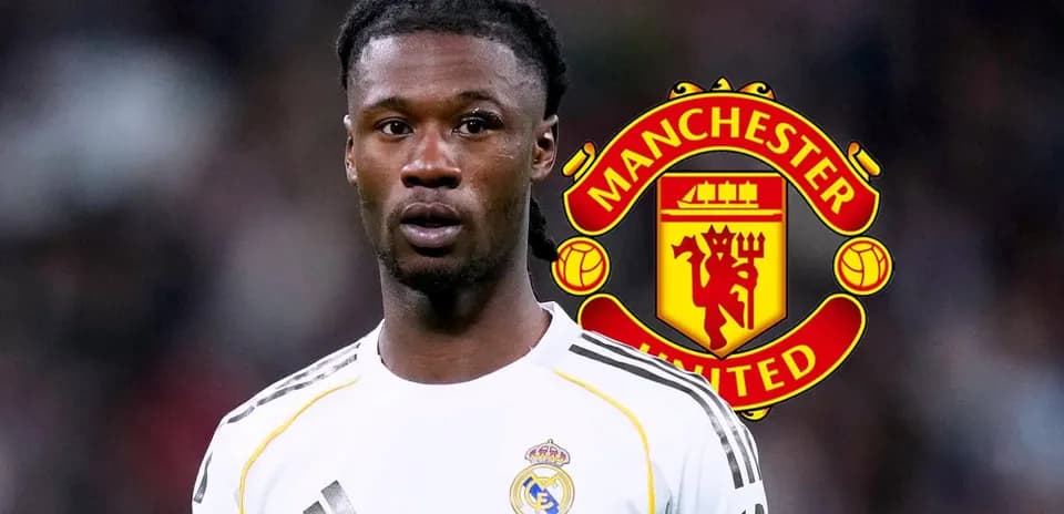 Jugador de Real Madrid con escudo de Manchester United