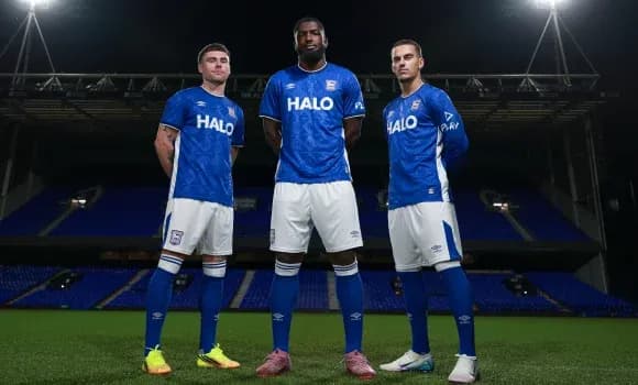 Tres jugadores en uniforme azul de Ipswich Town