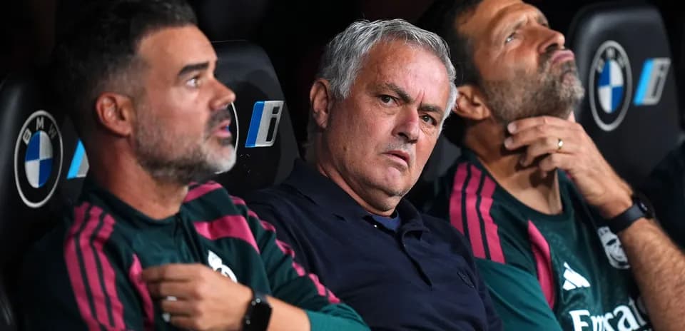 Entrenador y asistentes en el banquillo durante partido