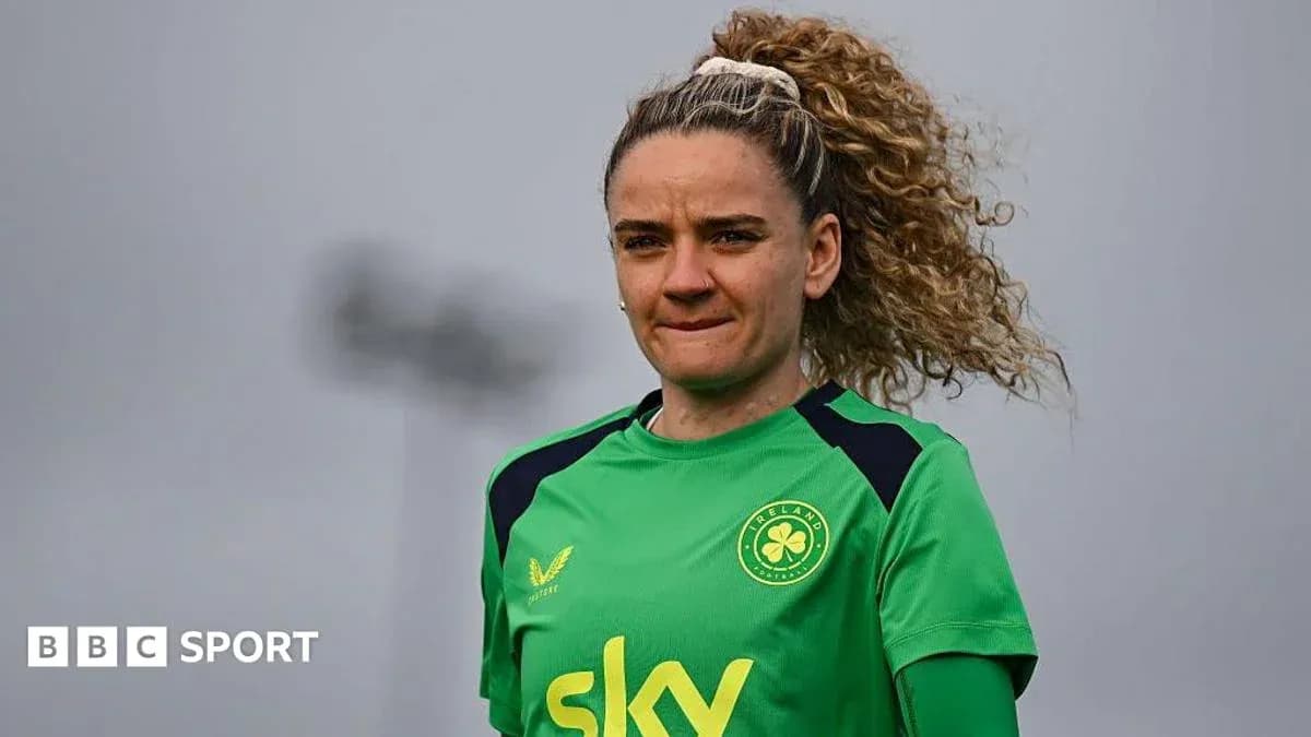 Portera entrenando con uniforme verde en el campo