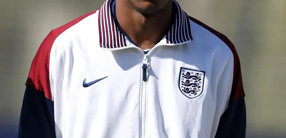 Jugador de fútbol en uniforme de Inglaterra en entrenamiento