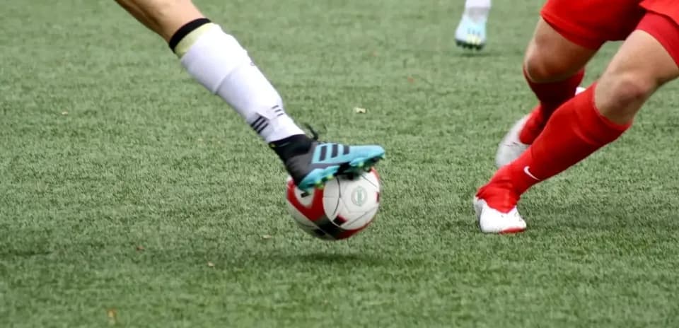 Jugadora pateando el balón en un partido