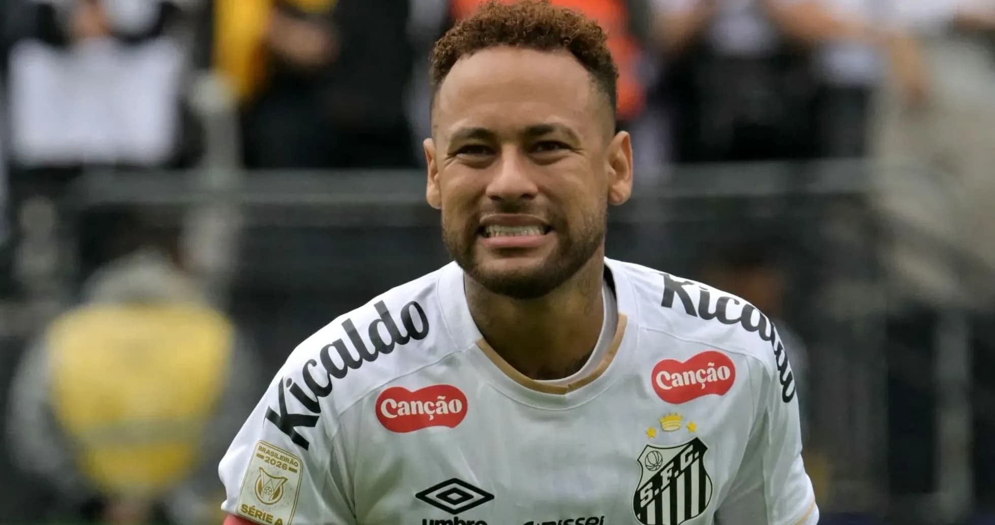 Neymar en camiseta de Santos durante un partido