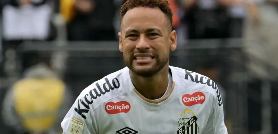 Neymar en camiseta de Santos durante un partido