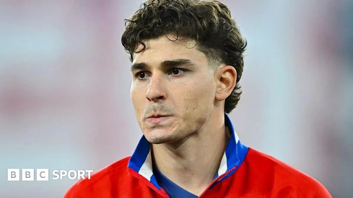 Jugador con camiseta roja durante un evento deportivo